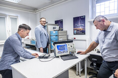 Od lewej: dr inż. K. Filik, prof. PRz G. Masłowski, dr inż. G. Karnas,
