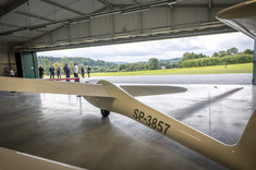 Nowy hangar Akademickiego Ośrodka Szybowcowego w Bezmiechowej