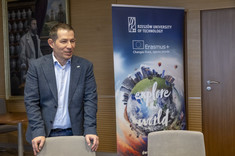 Prorektor ds. studenckich i umiędzynarodowienia  dr hab. inż. Bartosz Miller, prof. PRz, 