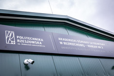 Nowy hangar Akademickiego Ośrodka Szybowcowego w Bezmiechowej